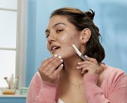 How to Shave Your Face and Eyebrows to Avoid Irritating Your Skin