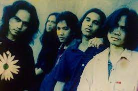 Sebagai anak dari penyanyi sekondang iwan fals, nama galang rambu anarki memang sudah mendapat tempat. Album Debut Flowers 17 Th Keatas Saksi Masa Muda Yang Teler Pop Hari Ini