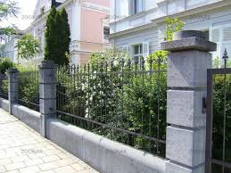Zaun Aus Schmiedeeisen Mit Betonsaulen Vorgarten Zaun Vorgarten Zaun Ideen Zaun Garten