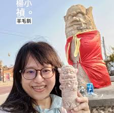 楊小禎。羊毛氈- 壽司便當已經準備好了！今天要去哪裡野餐呢？  鐵火卷、軍艦卷、握壽司、花壽司、豆皮壽司…...通通有。有蝦、有魚、有海膽、有章魚、有玉子、有小黃瓜......，哇！裝在一起，真的是色香味俱全。  羊毛氈發掘了我的料理天分，第一次做壽司就上手！哈哈 ...