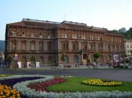 Facultatea dispune de o bază materială bine dotată, care include bibliotecă, 4 amfiteatre multimedia și alte 15 săli de curs și seminar (din care 8 săli multimedia), 15 laboratoare (din care laboratoare specializate de baze de date, rețele de calculatoare, dezvoltare de software, aplicații mobile, robotică. Peste 11 000 De CandidaÈ›i InscriÈ™i La Universitatea Transilvania Unde E Cea Mai Mare ConcurenÈ›Äƒ Newsbv