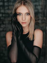 Lisa Miko's Instagram, Twitter & Facebook