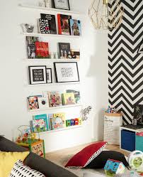 Amenagez Un Coin Lecture Pour Vos Enfants Dans Le Salon Avec Les Tablettes Picture Qui Permettent D Ex Coin Jeux Enfant Salon Coin Lecture Enfants Coin Lecture