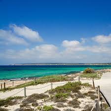foɾmenˈteɾa) is the smallest and more southerly island of the pityusic islands group (comprising ibiza and formentera, as well as various small islets), which belongs to the balearic islands autonomous community ().it covers an area of 83.22 square kilometres (32.13 sq mi) (including offshore islets) and had a population of. Formentera Appartments Hotels Und Fincas Mit Touristic Service