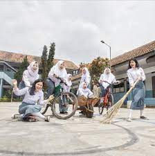 Nah, yang ini sih ga masalah, otak kami masih seger bro! mikir tema, dresscode, tempat sih yaa gampang. Inspirasi Tema Dalam Buku Tahunan Sekolah Yang Keren Cetak Online