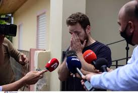 Ραγδαίες είναι όπως φαίνεται οι εξελίξεις στη διαλεύκανση του στυγερού εγκλήματος στα γλυκά νερά με θύμα την 20χρονη καρολάιν που ξεψύχησε δίπλα στο μόλις 11 μηνών κοριτσάκι της. Glyka Nera Egklhma Olikh Anatroph Proswpo Kleidi O Syzygos News2u