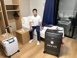 林毅夫由 國立台灣大學 轉入 陸軍軍官學校 ，為第44期步兵科畢業，後於1978年取得 國立政治大學 企業管理研究所 碩士 ，1979年擔任 中華民國 金門 馬山連連長駐守 中華民國 金門 時泅水离台至 廈門 ，成为 中華民國 通緝犯，1982年取得 北京大學 政治經濟學 碩士，1986年取得 芝加哥大學 經濟學 博士，1993年升任 北京大學 教授，1994年共同. Pxcsa Kydankym
