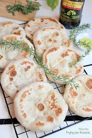 フォカッチャ (focaccia)、 スキアッチャータ (schiacciata)とは イタリア料理 で供される平たい パン である 。 ãƒ•ãƒ©ã‚¤ãƒ'ãƒ³ã§ã‚µã‚¤ã‚¼ãƒªã‚¢é¢¨ãƒ•ã‚©ã‚«ãƒƒãƒãƒ£ ãƒžã‚¤ãƒ†ã‚£ã® Awesome Cooking