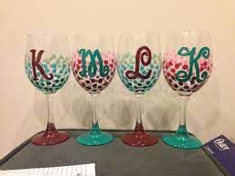 Diy Wine Glasses Dollar Store Wine Glasses Acrylic Paints Use The Eraser Of A Pencil For The Dots Place In C Diy Wine Glasses Diy Wine Glass Diy Xmas Gifts