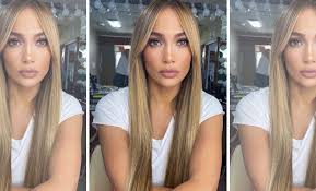 We have already covered many hairstyles for short hairs, which includes simple curls, layered hairs, pixie cut or bobs. Jennifer Lopez Just Got A Blunt Curtain Fringe And We Re Obsessed Elle Canada