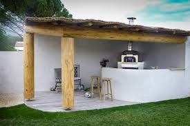 Four A Bois En Forme Igloo Dans Cuisine D Ete Avec Plan De Travail Et Bar Four A Bois Exterieur Maison Piscine Moderne Maisons De Plage Modernes