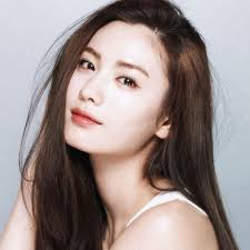 Pastikan anda menggunakan sabun pembersih wajah, pelembap, dan sunscreen yang kandungannya lembut di kulit. Wajah Glowing Dan Kenyal Ala Perempuan Korea Ini 6 Rahasia Modernnya Beauty Fimela Com