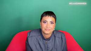 Fans haben seit der veröffentlichung des films versucht, die geschlechtsneutralen pronomen they/them für ihr idol zu verwenden, aber das ist nicht immer. Demi Lovato Opens Up About Their Journey To Coming Out As Non Binary