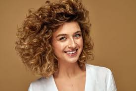 Se pensi che i tagli corti non si addicono ai capelli ricci, il pixie cut ti farà cambiare idea (provare per credere!). Idee Di Stile Per Capelli Ricci Di Tendenza Tendenze Capelli Ricci