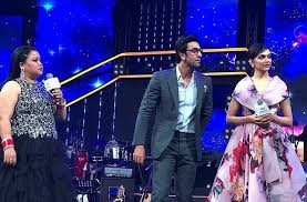Watch Deepika Padukone And Ranbir Kapoor Shake A Leg On Ranveer Singh S Aankh Maare And Set Stage On Fire Hungryboo Ranveer Singh Deepika Padukone Ranbir Kapoor
