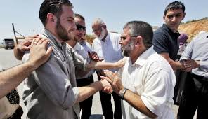 اعتقلت القوات الإسرائيلية، حسن يوسف النائب عن كتلة التغيير والإصلاح التابعة لحركة حماس في المجلس التشريعي، بمداهمة منزله في رام الله بالضفة الغربية. Ø§Ø³Ø±Ø§Ø¦ÙŠÙ„ ØªÙØ±Ø¬ Ø¹Ù† Ø§Ù„Ù‚ÙŠØ§Ø¯ÙŠ Ø§Ù„Ø¨Ø§Ø±Ø² ÙÙŠ Ø­Ù…Ø§Ø³ Ø­Ø³Ù† ÙŠÙˆØ³Ù