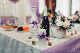 Una boda en color lila es la mejor opción para una novia apasionada y muy enamorada y especial para las novias que han decidido celebrar el día de a continuación te muestro las mejores opciones que el hermoso tono lila ofrece en la decoración de una boda, si optan por este color podrán lograr. Decoracion De La Mesa De Boda Con Vela De Color Lila Fotos Retratos Imagenes Y Fotografia De Archivo Libres De Derecho Image 49462216