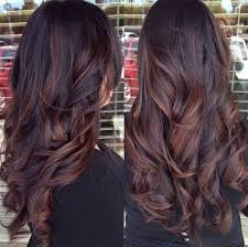 Il motivo per cui i capelli tinti con un colore scuro faticano a schiarire è che sono molto più carichi di pigmenti. Balayage Barbiere