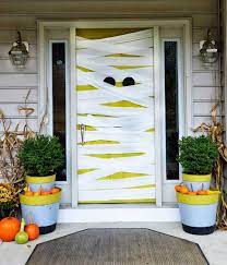 Cartulina negra, un patrón de murciélago, tijeras y cinta adhesiva serán suficientes para tener para decorar tu puerta de manera sencilla y divertida. 8 Ideas De Miedo Para Decorar Puertas Y Ventanas En Halloween