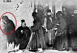 Ο άγιος σάββας έζησε κατά τον 12ο αιώνα μ.χ. H Fwtografia Me Thn Gynaikeia Figoyra Sto Agion Oros Poy Apodidetai Sthn Panagia Thn Trabh3e Enan Monaxos Kai To Antigrafo Ths Proskynatai Sthn Monh Toy Agioy Pantelehmona Mhxanh Toy Xronoy