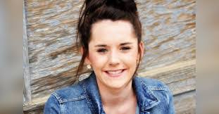 Rebekah Holmes's Instagram, Twitter & Facebook