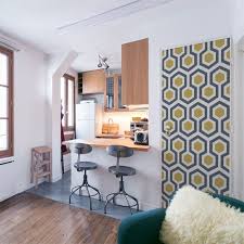 Cuisine De Style Industriel Avec Un Sticker De Porte Retro Qui Apporte De La Couleur Et Du Fun A Ce Style Tres Epure D Decoration Maison Porte De Chambre Deco