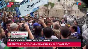 El congreso de perú no alcanzó la víspera acuerdo alguno para un texto llamado a reformar el actual régimen agrario, en una segunda sesión sin avances que llega en plena ola de protestas de. Tn Todo Noticias Vivo Tension E Incidentes Frente Al Congreso Tnlive Facebook