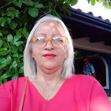 Será que alguien le puede decir que no se puede mentir toda la vida? y que  después de un año mentir es hacer el ridículo, aunque ella tiene ya por lo  menos