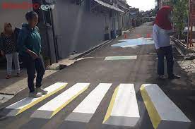 Namun di tangan sekelompok pemuda karang taruna asal depok ini, jalanan bisa disulap dengan sebuah gambar lukisan 3d di atas aspal. Biar Enggak Pada Ngebut Warga Kampung Ini Lukis Gambar 3d Di Jalan Gridoto Com