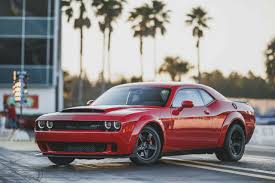 A quick peek under the hood makes it clear why dodge is so concerned about what drivers might do once they get behind the wheel of a new demon: Dodge Challenger Demon Motor Leistung Details