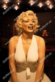 Norma jeane mortenson), в крещении но́рма джин бе́йкер (англ. Voskovaya Figura Merilin Monro V Muzee Seksa Artwall