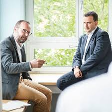 Bankspiegel Reise In Die Gls Bank Crowdfunding Oder Crowdinvesting Mit Diesen Schlagworten Befasst Sich Thomas Friem Dress Shoes Men Men Dress Loafers Men