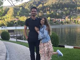Jun 30, 2021 · schreiende frau raubt den bürgern ihren schlaf. Mats Hummels Grusst Mit Seiner Frau Cathy Via Instagram Vom Tegernsee Rottach Egern