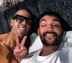 Tom Parker beams from golden throne in joyous final The Wanted appearance  before death