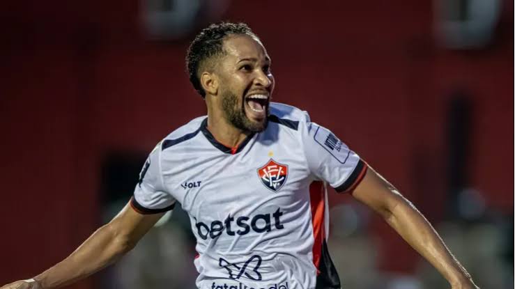Coritiba encaminha a contratação de atacante que fez dois gols em 2024
