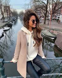 Stephanie Abu Sbeih Ha Compartido Una Publicacion En Instagram Happy Weekend Guys I M Current Street Style Outfits Winter Europe Outfits White Hoodie Outfit