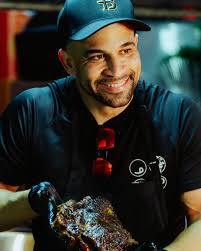 Decir GRACIAS no bastará, siento que no será suficiente. Diría gracias un  millón de veces y me quedo corto. Trataré de resumirlo, de ser breve, de no  olvidar ningún detalle, de expresar