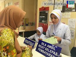 Mendiagnosis dan mengobati masalah pada gigi, gusi, dan bagian mulut pasien. Oral And Maxillofacial Surgery