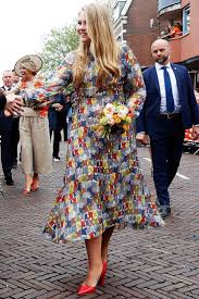 It is a big happening in the netherlands. Prinses Amalia Draagt Jurk Van Natan Op Koningsdag Amalia Draagt Jurk Koningsdag Natan Op Amalia Van Oranje Niederlandisches Konigshaus Konigshaus