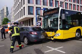 In stuttgart deckten heftige böen einen teil des opernhauses ab. Mehrere Verletzte Nach Kollision In Der Innenstadt Schwerer Unfall Mit Einem Bus In Stuttgart Stuttgart Esslinger Zeitung