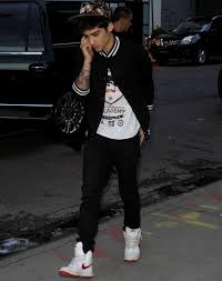 For a guy with short hair there obviously aren't many options, but a guy with long hair can wear his hair down, or throw it in a bun (which is a. Snapback Hairstyles For Guys 25 Ways To Wear Hair With Snapback