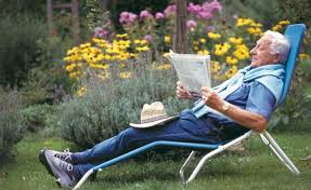 Senior Im Liegestuhl Garten Garten Gestalten Pflegeleichter Garten