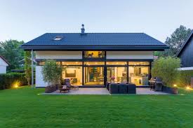 Die suche fand glücklicherweise ein ende, als sie eines tages einen gläsernen bungalow von huf haus besichtigten, der in ihnen begeisterung auslöste: Huf Haus Modum 6 10 Huf Haus Fertighaus Mit Satteldach Bilder Grundrisse Preise Jetzt Ansehen Haus Moderne Hauser Mit Satteldach Architektur Haus