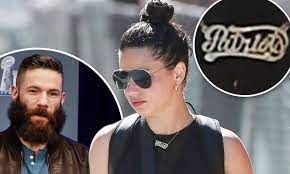 Is calling an exclusive, we learn that the two have broken up. not sure why that had to be an exclusive and why adriana didn't just release the news on ig. Adriana Lima Dons Necklace Of Ex Julian Edelman S Patriots In First Outing Since Metin Hara Split Daily Mail Online