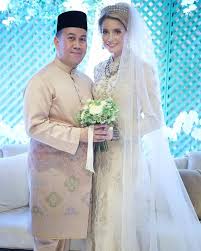 Pasangan diraja itu telah berkahwin pada april tahun lalu dan cik puan sofie merupakan seorang warganegara sweden. Istiadat Perkahwinan Ytm Tengku Mahkota Dr Tengku Muhammad Fa Iz Petra Che Puan Sofie Louise Johansson Disambut Meriah Nona