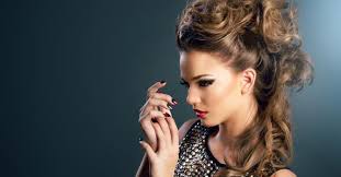 Le chignon ébouriffée est une coiffure décontractée et idéales pour une fête de nouvel an.c'est une coiffure facile à faire et à personnaliser selon vos goûts. Comment Se Coiffer Pour Feter Le Nouvel An 2018 Fourchette Bikini