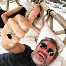 Photo : On ne peut seulement constater que Jérôme Anthony a craqué pour une  blonde car il n'en dévoilera pas plus. Comme à son habitude, la figure de  M6 s'est amusé à