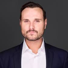 Leo Weeks's Instagram, Twitter & Facebook