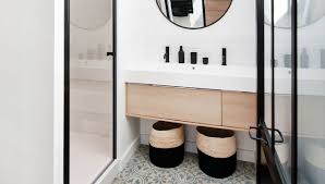 Depuis les frises noires et les décors en mosaïques sur fond blanc du plus pur achat meuble salle de bain blanc et noir à prix discount. Une Deco Moderne Dans Une Petite Salle De Bain My Blog Deco