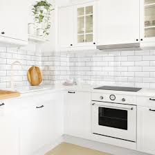 Du Mochtest Deine Kuchenwand Mit Weissen Metro Fliesen Neu Gestalten Und Suchst Spritzschutz Ideen Fur Die Kuchenruckwand Kuchenfliesen Fliesenfolie Wandschutz